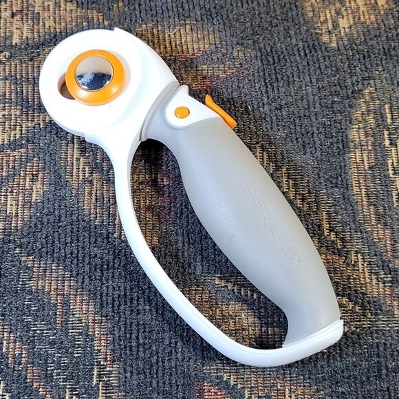 Fiskars Titanium Softgrip Comfort Loop Rotary Cutter 45mm-W/Easy Blade Change - Picture 3 of 5